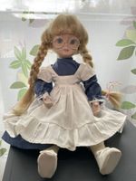 Puppenmädchen aus Porzellan mit Brille & Schürze