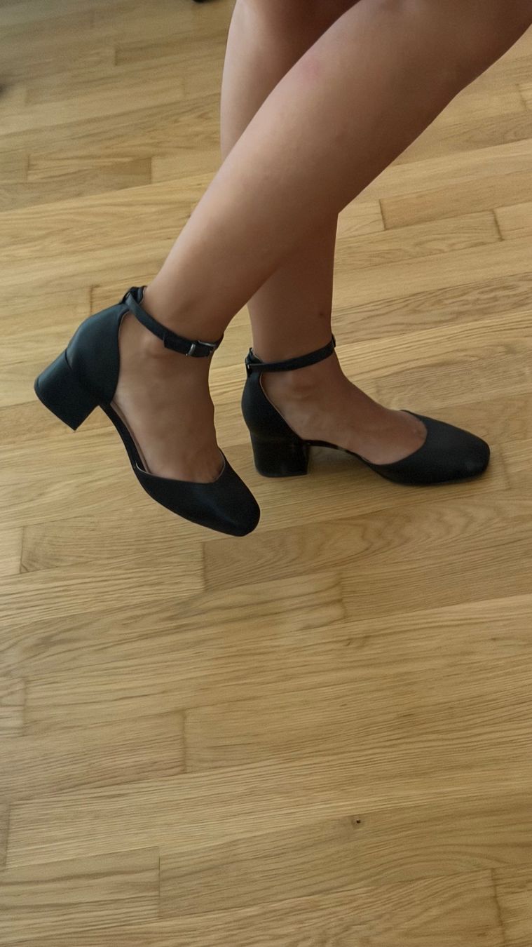 Chaussures femmes: Damen Schuhe schwarz mit Riemchen Absatz, 37 – D'occasion à Ammerswil AG par Diki.S