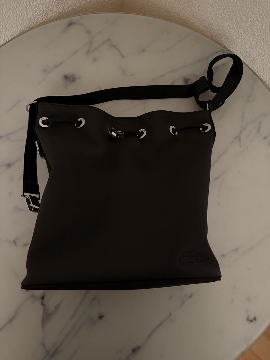 Lacoste Borse: Lacoste Drawstring Bucket Bag - Black Canvas – Usato da Horgen venduto da YumiNoir 1