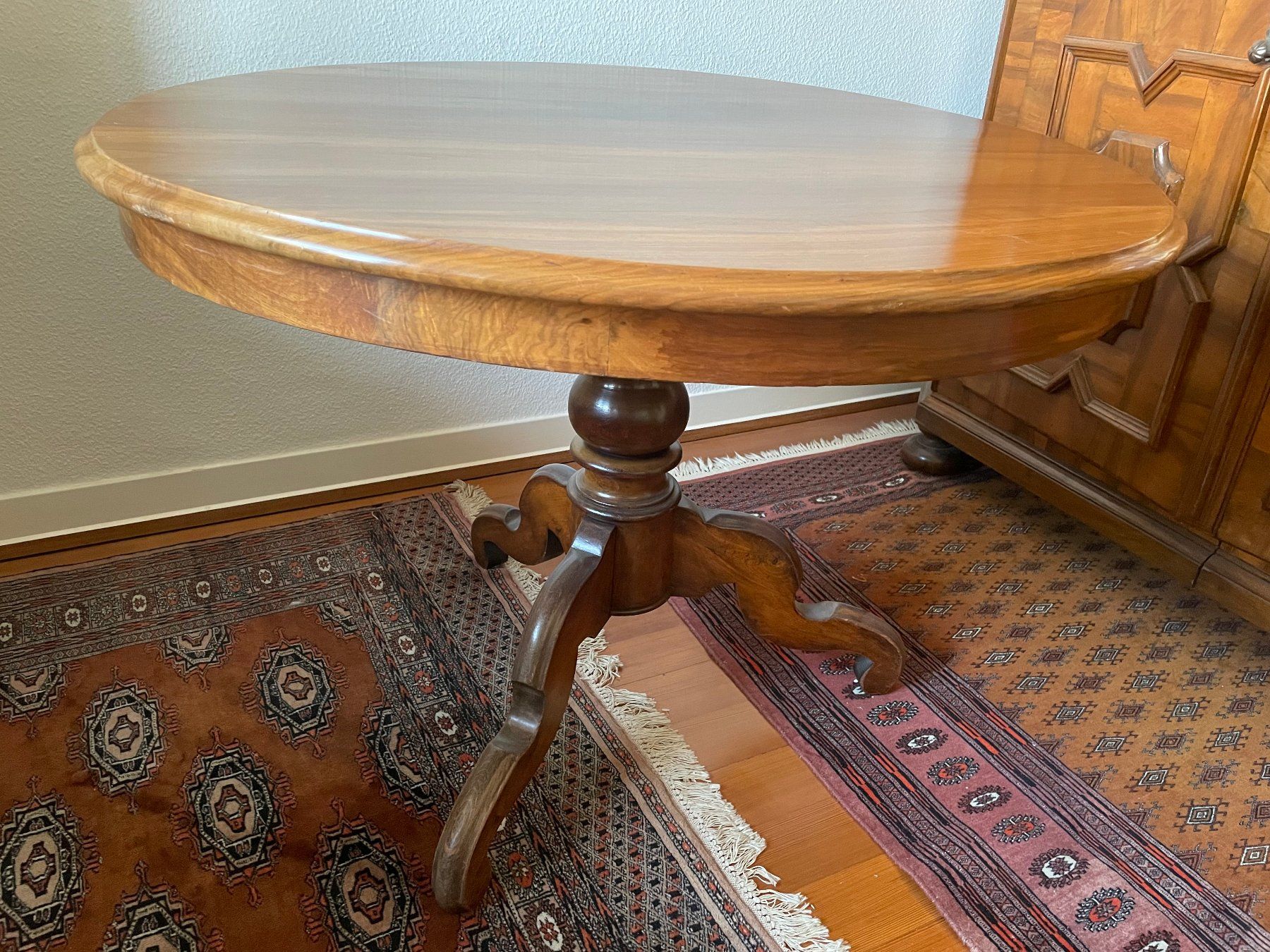Set di tavolo e panche: Runder Tisch mit 6 Stühlen - Louis Philippe – Usato da Winterthur venduto da Susiundreini 1