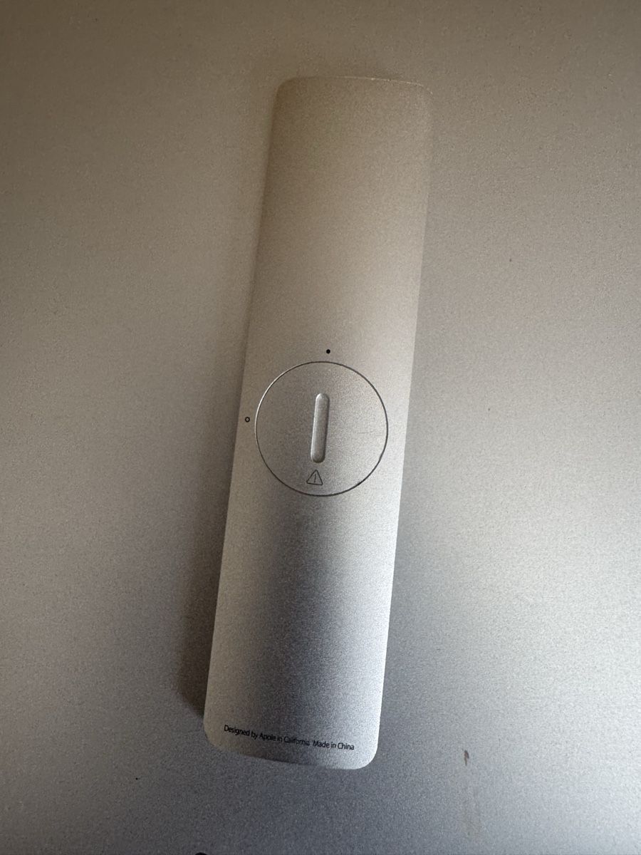 Apple Télécommandes: Télécommande Apple Remote aluminium état correct – D'occasion à Biel/Bienne par Baol1 1