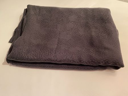 Grauer Stoff mit Muster im Stoff ca. 265x90cm (t:2)