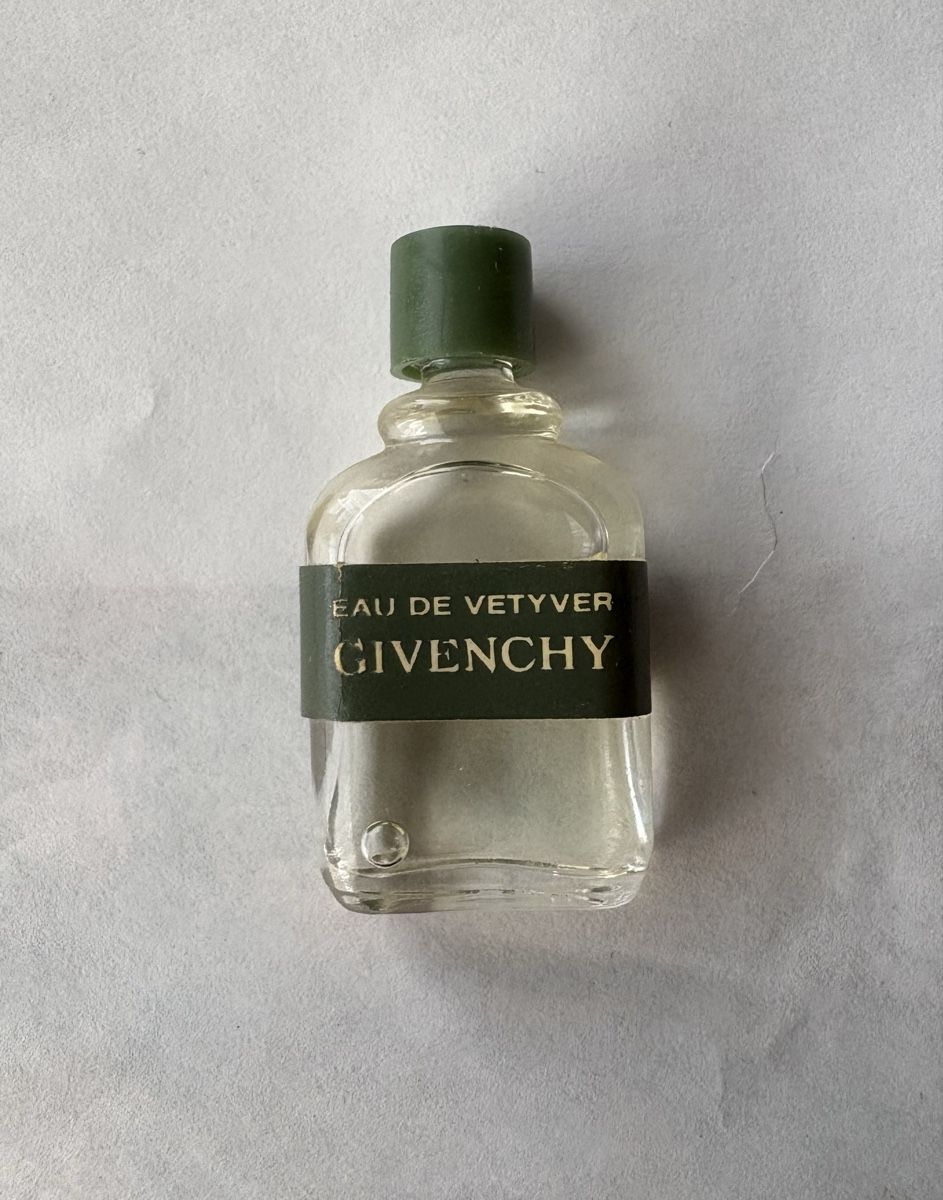 Givenchy Flaconi: Givenchy collection miniature flacon Eau de Vetyver RARE – Usato da Crans  Montana venduto da proff