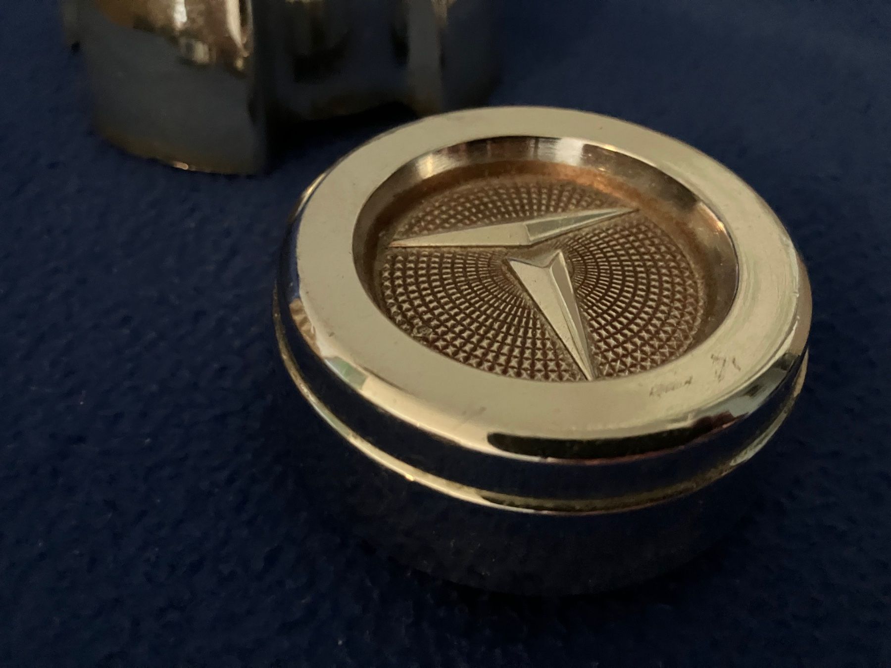 Tutti pezzi di ricambio auto: Radnaben Deckel / Datsun, BMW etc – Usato da Zürich venduto da Sophierecords 4