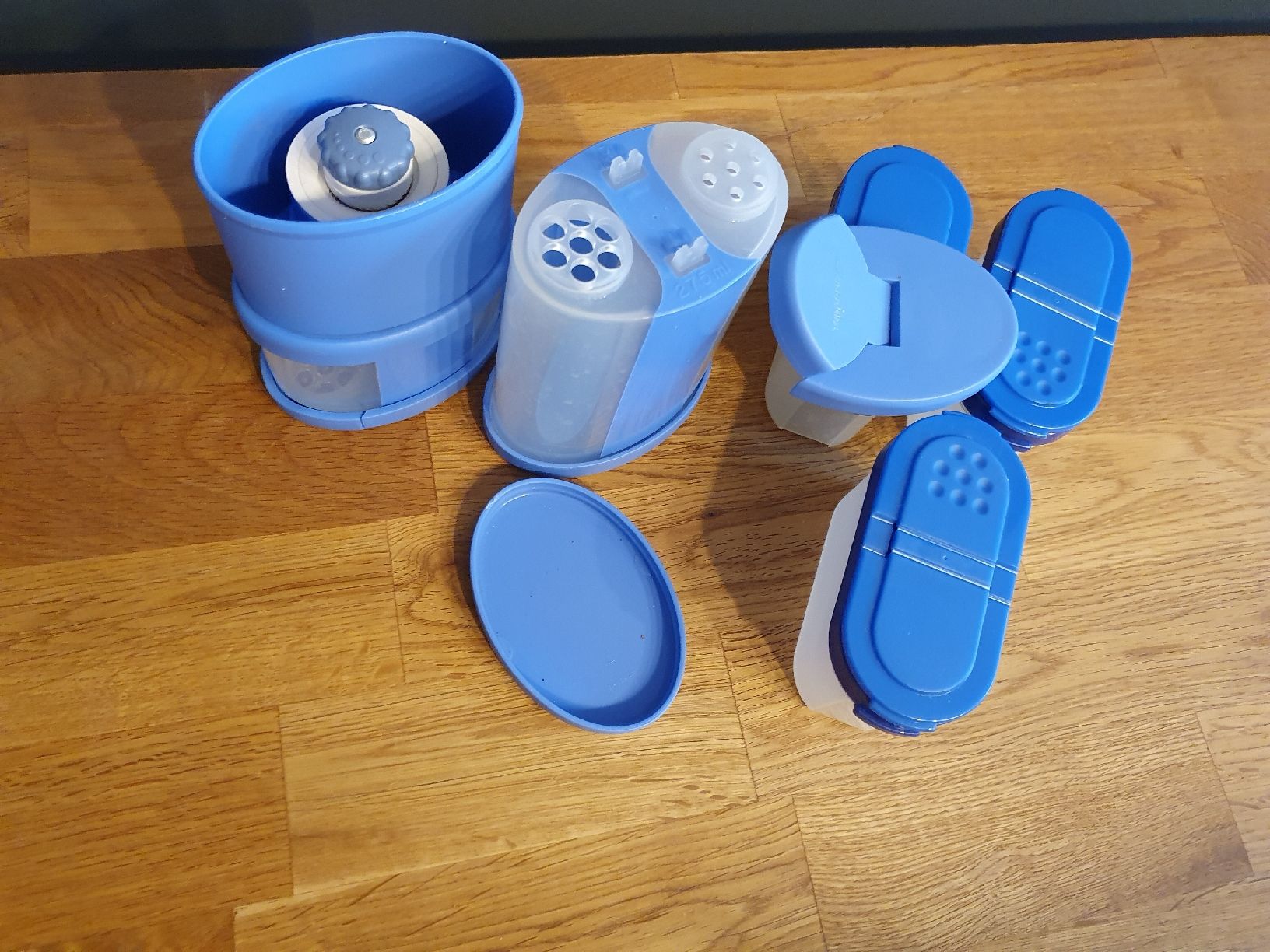 Tupperware Contenitori & Simili: Tupperware "Gewürzmühle/Gewürzbehälter" Set, blau – Usato da Laufenburg venduto da megane1959 2