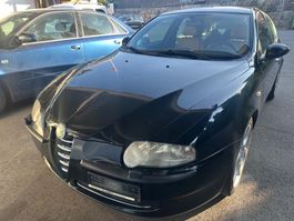 Alfa Romeo 147 1.6 TS 16V schwarz 5-türig