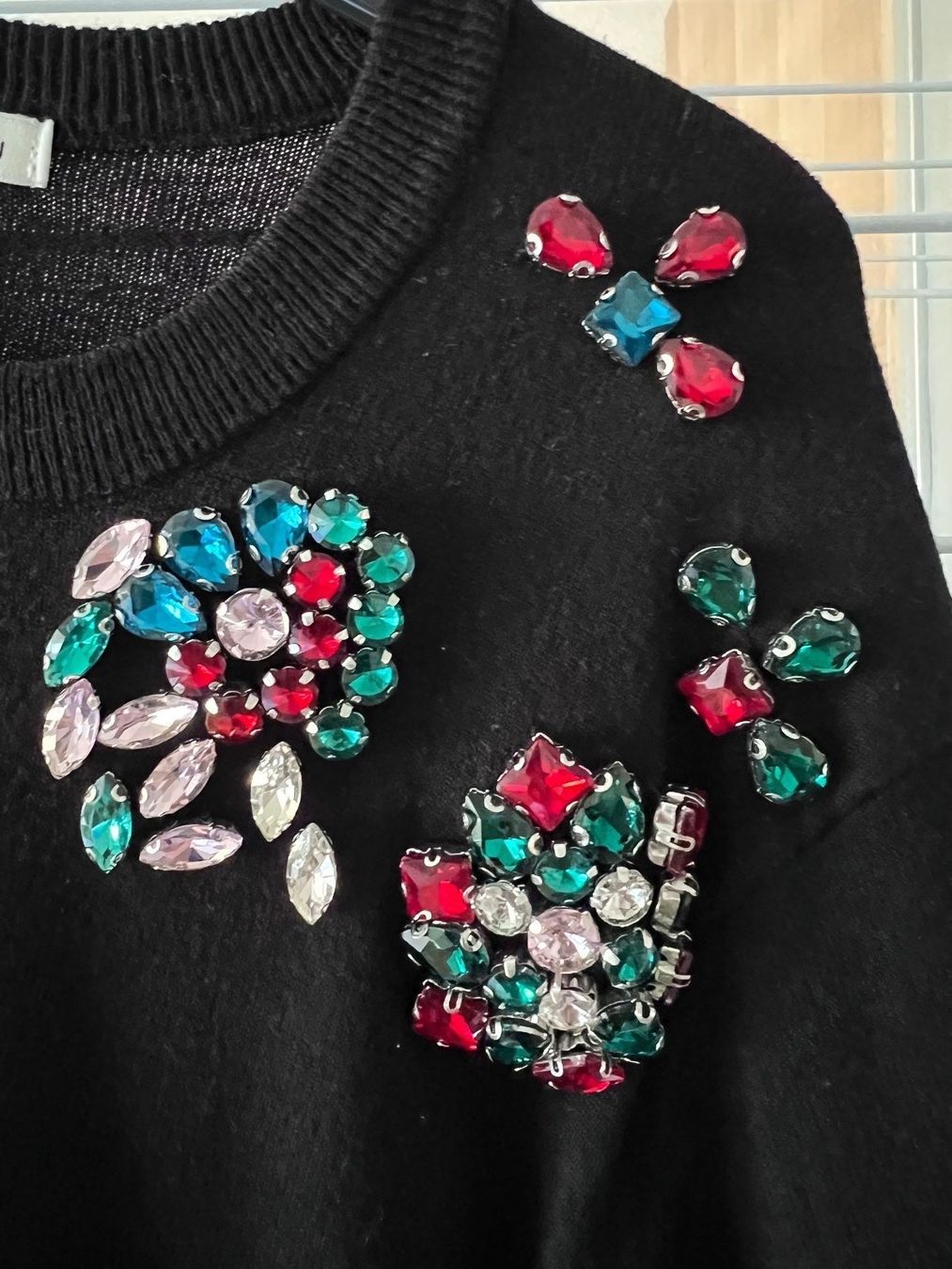Pulls & Sweat-shirts: Pullover Gr M mit Schmuck – D'occasion à Dübendorf par karim1409 3