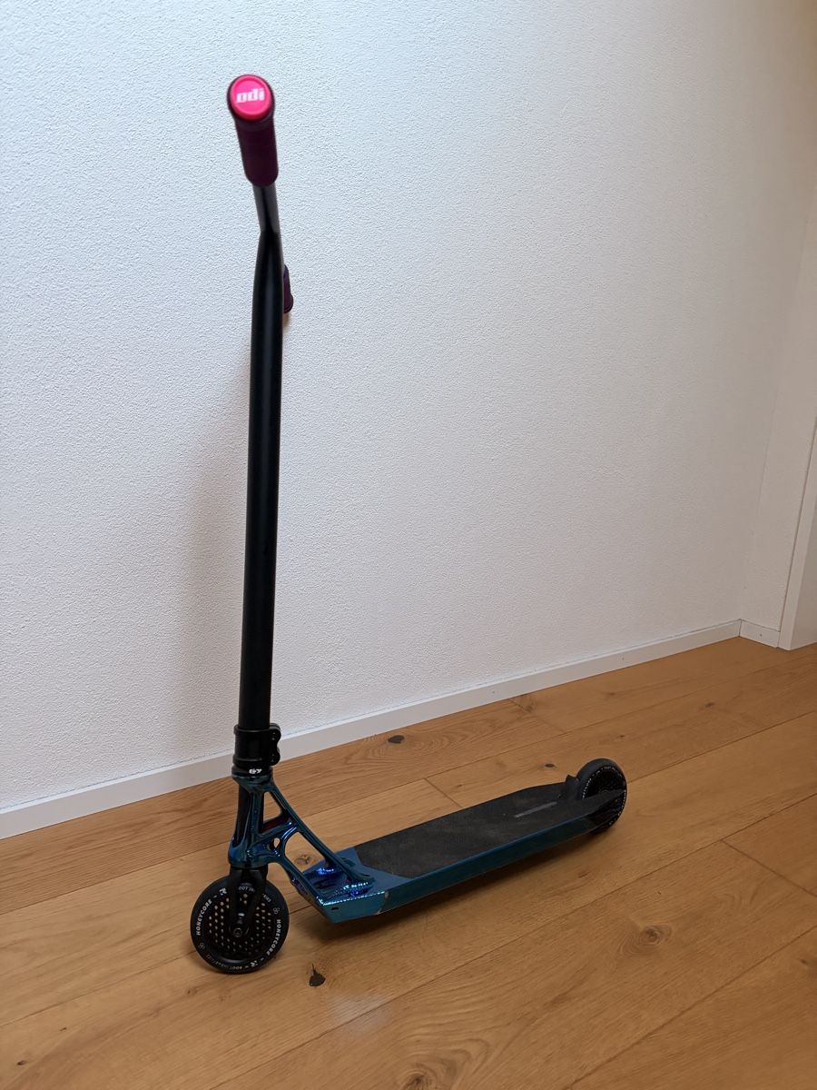 Kickboard: Costum scooter mit Pandemonium – Nuovo (secondo la descrizione) da Seelisberg venduto da Ernst_Tr