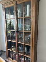 Rustikale Vitrine aus Massivholz mit Glastüren