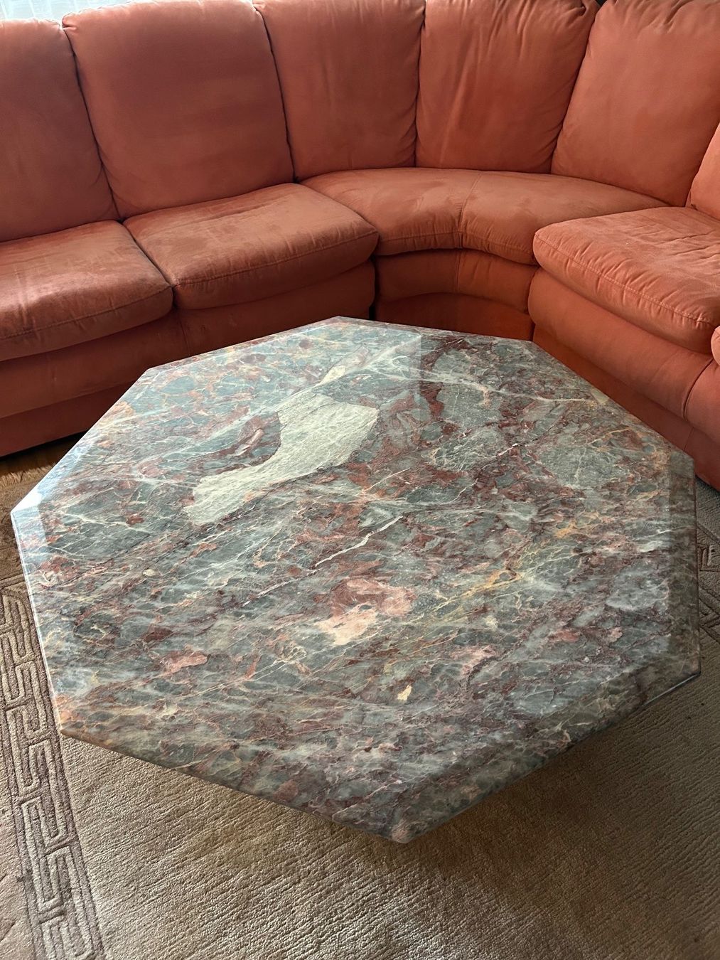 Tische: Couchtisch achteckig mit Marmorplatte – Gebraucht aus Murten von zia_6czz 2