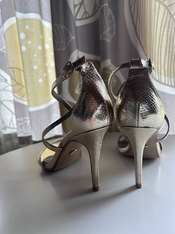 Damenschuhe: Goldene Sandalen Gr. 38 – Gebraucht aus Luzern von Maui12 2