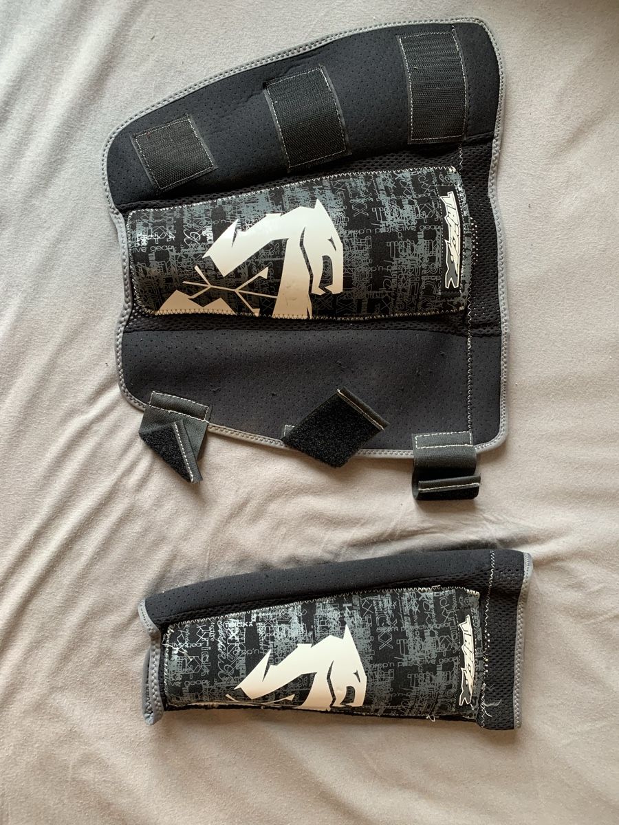 Protections: Protège tibia taille L – D'occasion à Renan BE par nil_fz9w