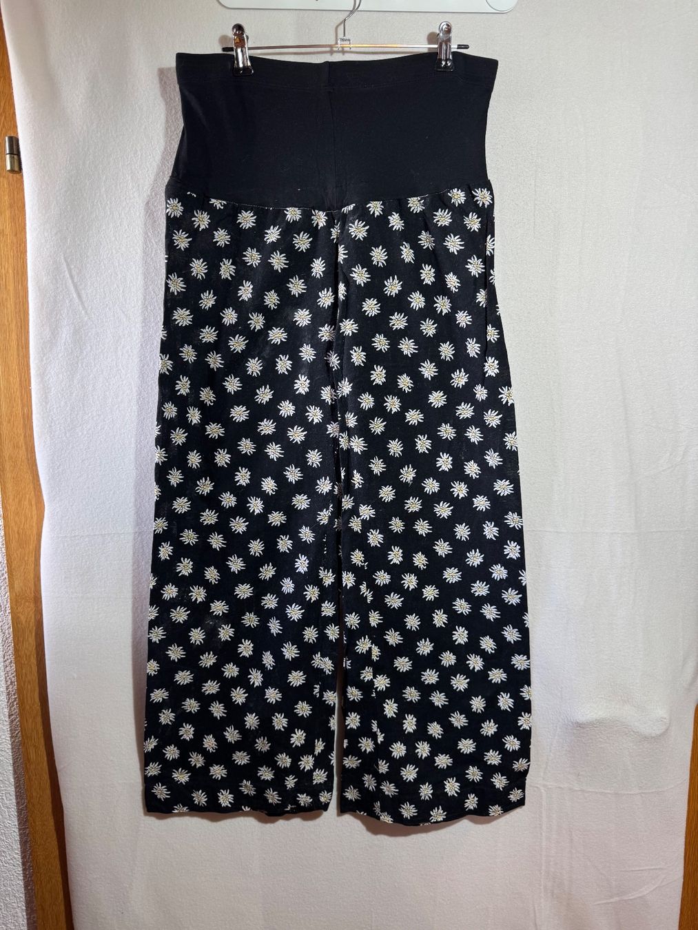 C&A Pantaloni: Stoffhose mit Edelweiss von C&A Gr. S – Usato da Grosswangen venduto da SALE_SALE_SALE