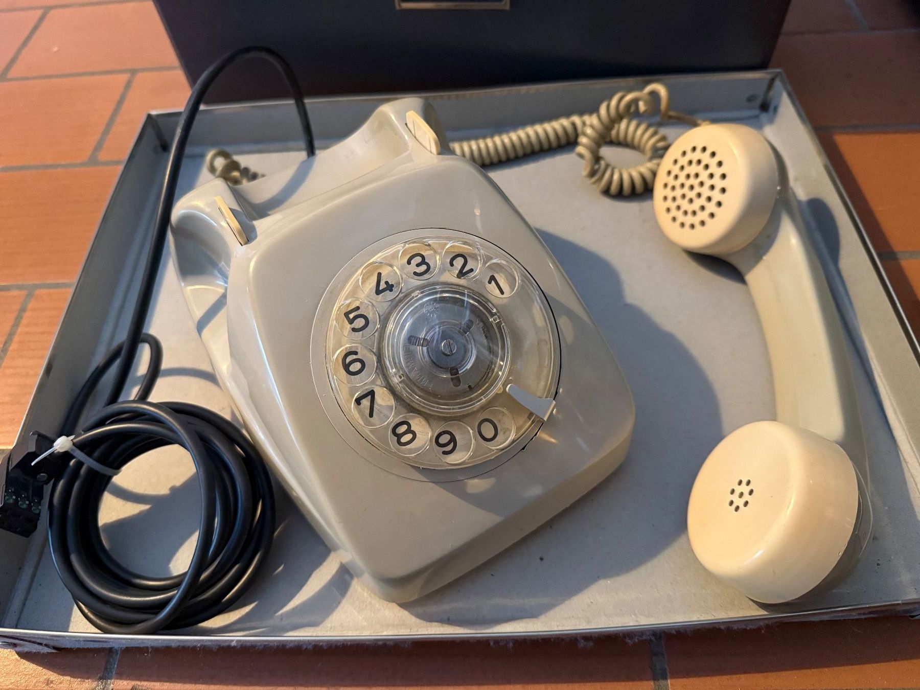 Telefone: Vintage Wählscheiben-Telefon CH – Gebraucht aus Altstätten SG von mhu_k9gj 1