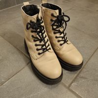 helle schnürboots mit schwarzen details grösse 36