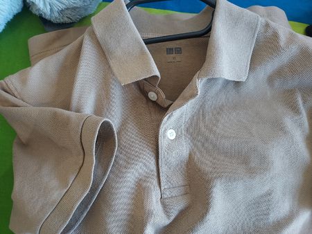 Polo Uniqlo Beige– Élégant pour l'été!