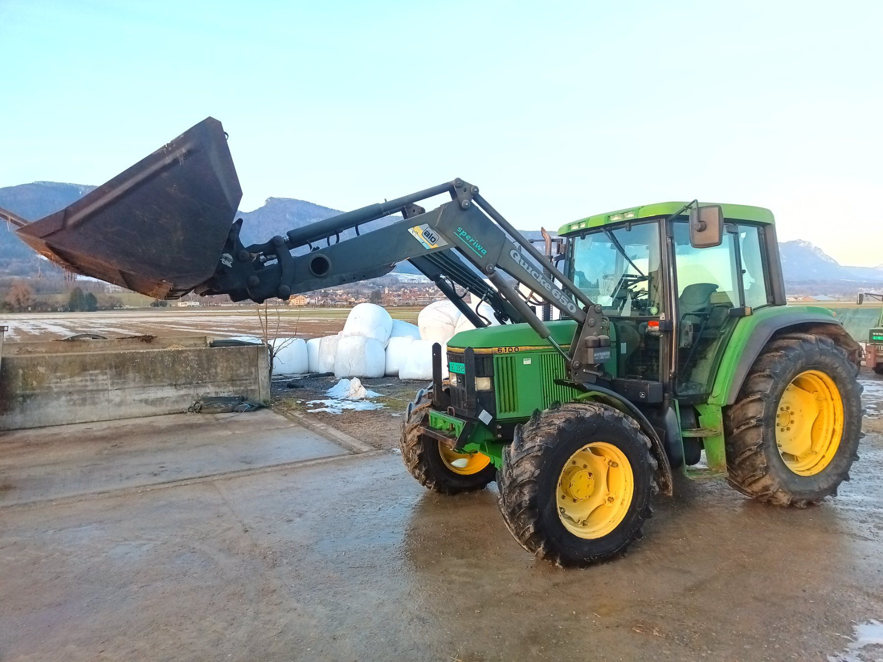 John Deere Trattori: Traktor John Deere 6100 mit Frontlader Alö – Usato da Selzach venduto da oppla