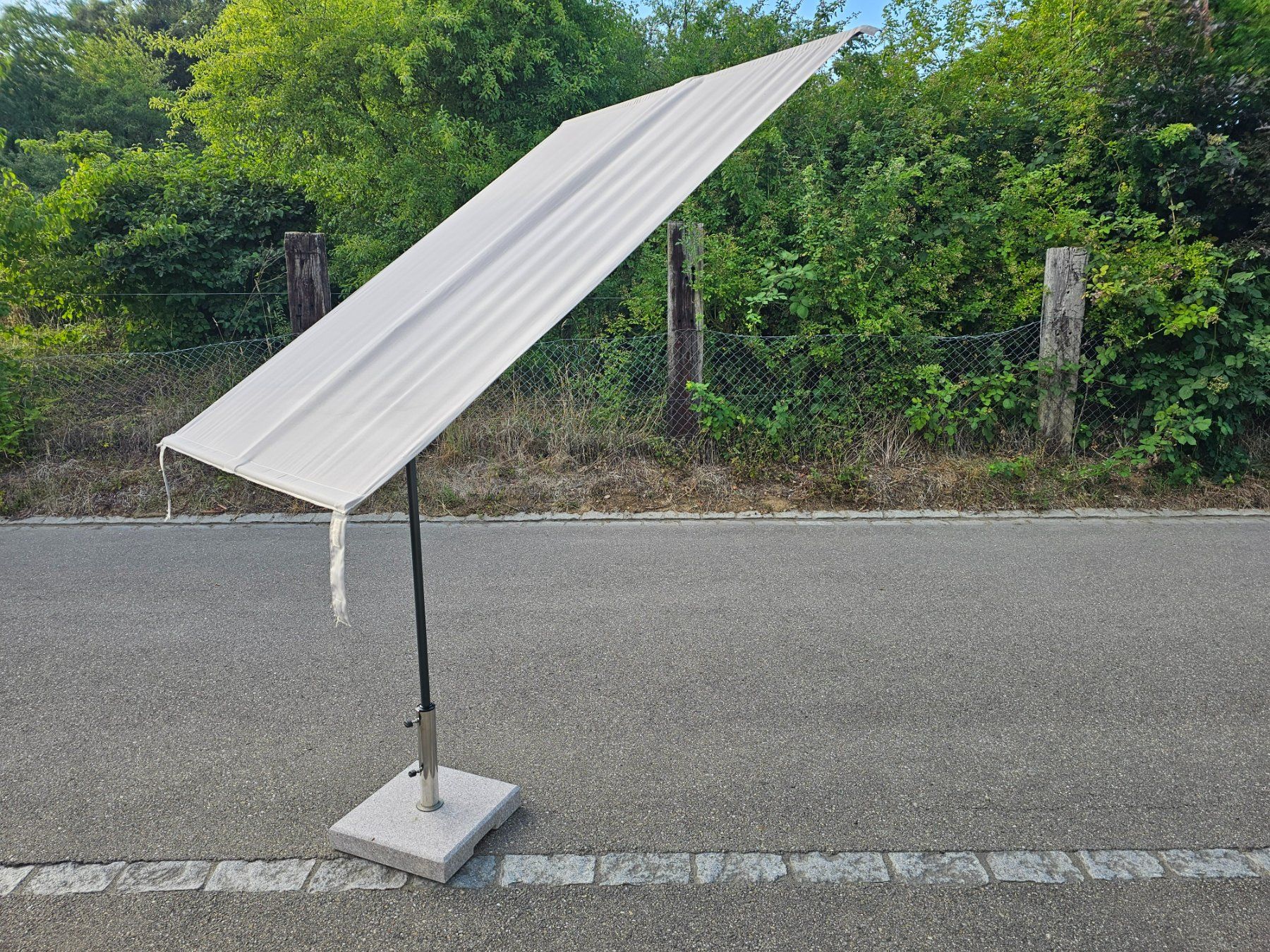 Ombrelloni: Flexibler Balkonschirm mit Granit Sonnenschirmständer – Usato da Gockhausen venduto da bea961