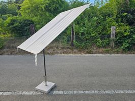 Flexibler Balkonschirm mit Granit Sonnenschirmständer
