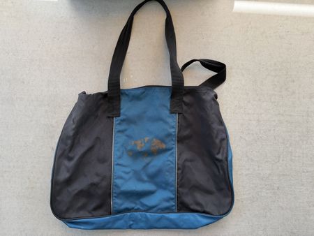 Tragetasche blau schwarz mit Weltkartenmotiv