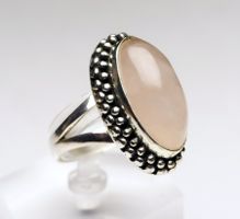 Ring mit einem Rosenquarz