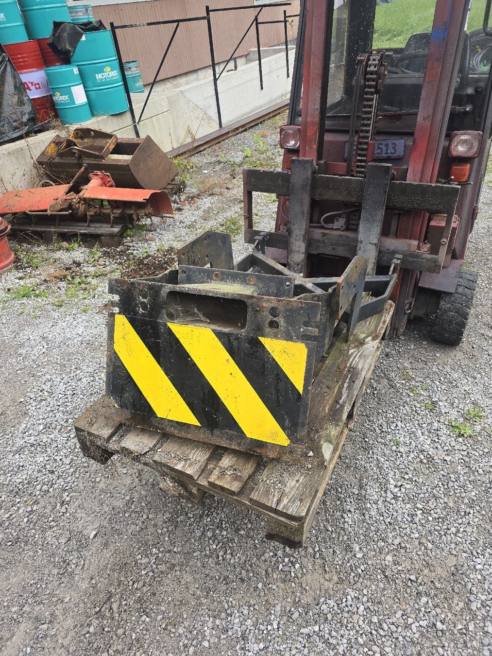 Autres accessoires p. véhicule: Schneepflug anbauplatte traktor – D'occasion à Eggiwil par fiatagri1995