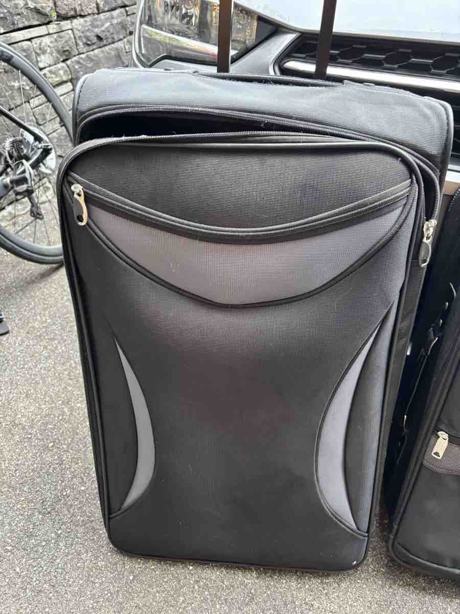 Valigie: Trolley Suitcase Black Acceptable Condition – Usato da Dietlikon venduto da sdarli2003