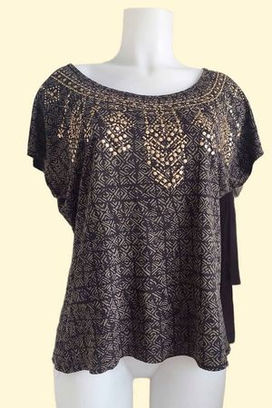 Schönes Shirt mit Goldapplikation