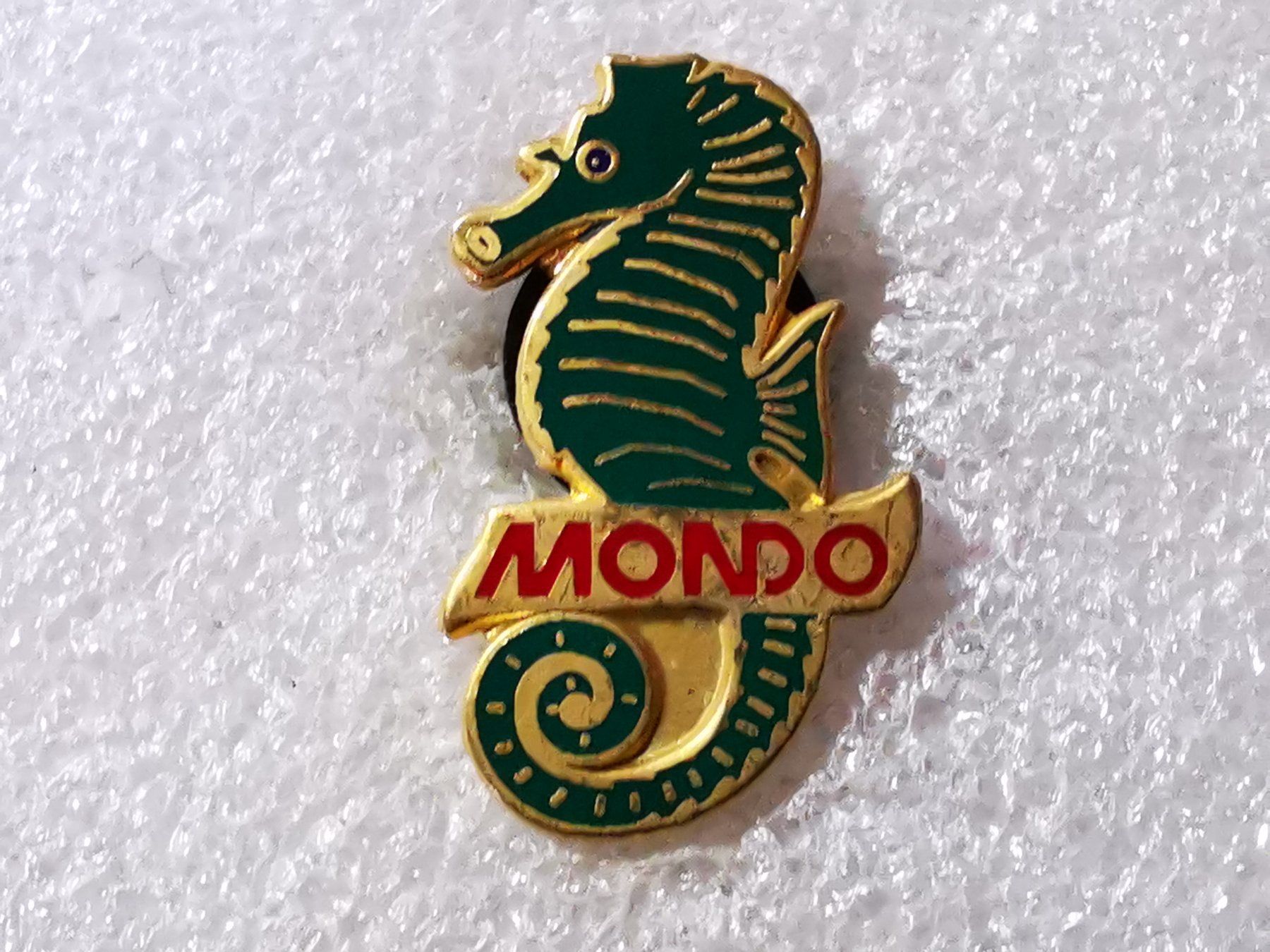 Placchette & Badge: Ansteckpin 45: Mondo – Usato da Oppligen venduto da Pin-Fall-Shop