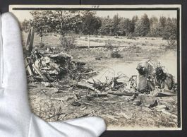Fotografie abgeschossenes Flugzeug Wrack
