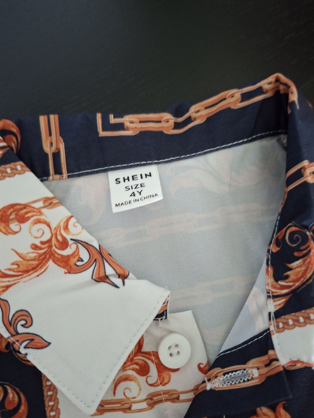 Blusen, T-Shirts & Tops: Kindee Hemd SHEIN Grösse 4Y mit Print  – Gebraucht aus Winterthur von Ausmisten2026 1