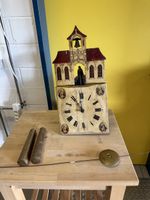 Antike Wanduhr mit Glockenturm Gehäuse unrestauriert