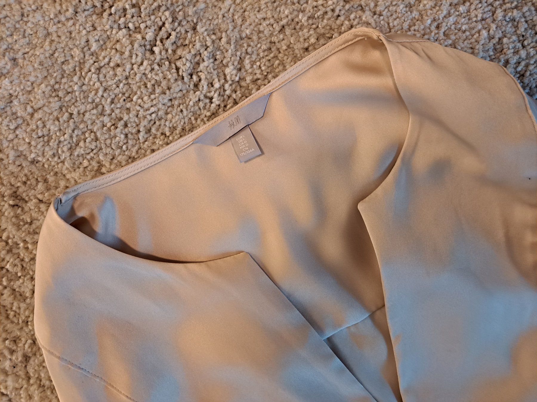 H&M Camicette: Satinbluse, Gold, Grösse L – Nuovo (secondo la descrizione) da La Neuveville venduto da Vestiaire_2011 3