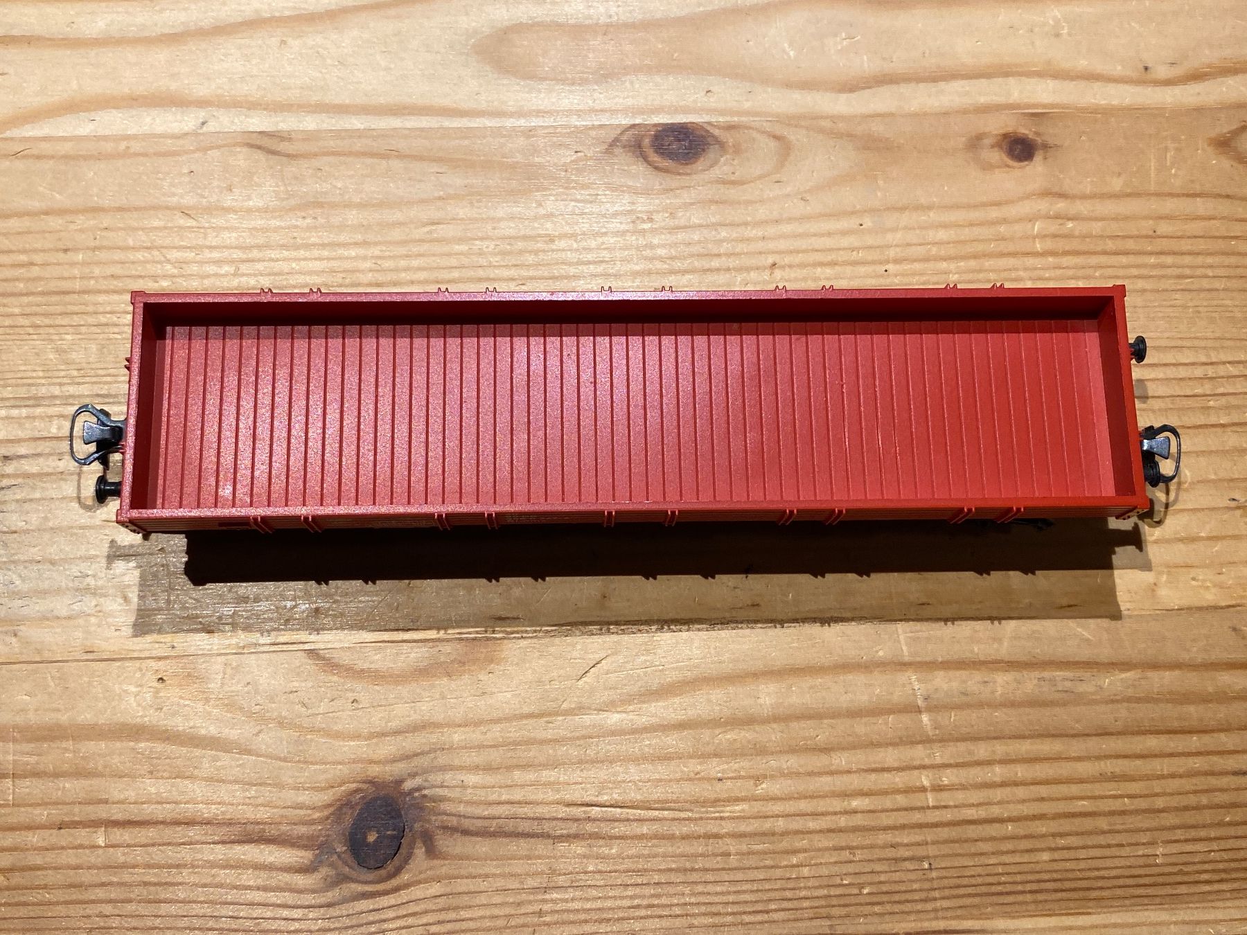 Märklin Modelleisenbahnen: Märklin 4-achsiger flacher Güterwagen – Gebraucht aus Grosshöchstetten von BEtrain