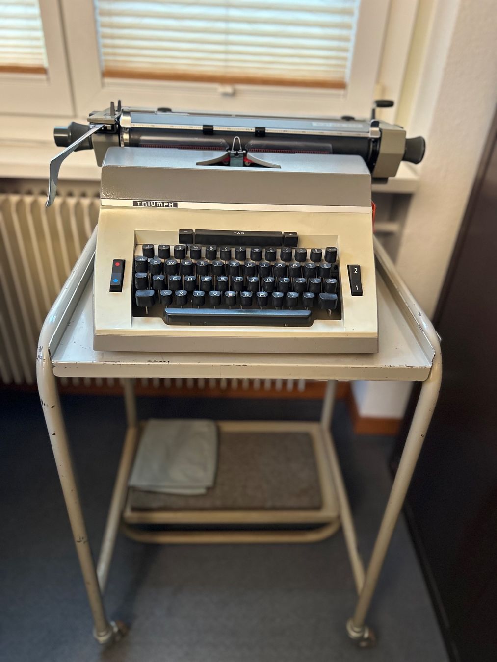 Triumph Macchine da scrivere: Triumph Matura 490 Schreibmaschiene – Usato da Unterägeri venduto da Hallihallox