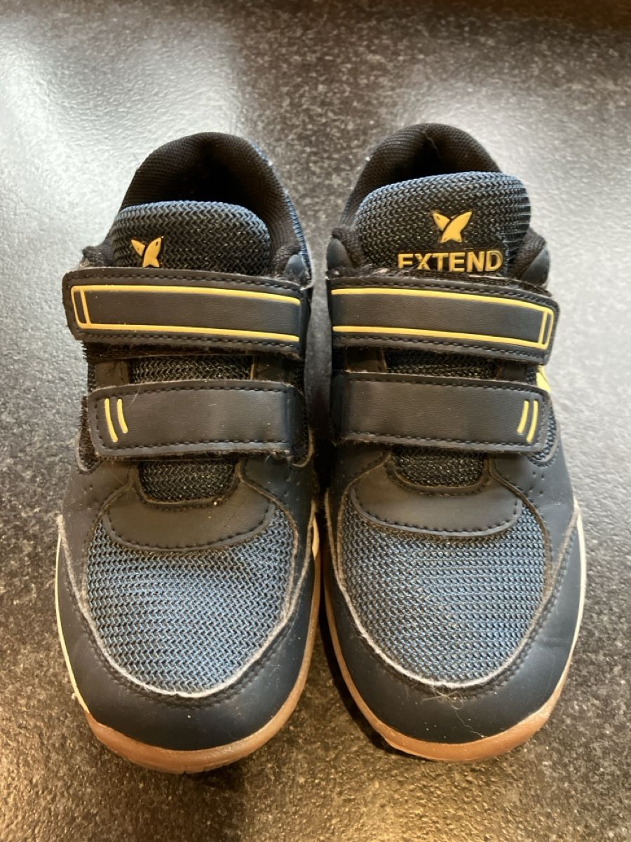 Scarpe per ragazzi: Hallenturnschuhe Gr 33 – Usato da Weissbad venduto da Praxedis_P51 1