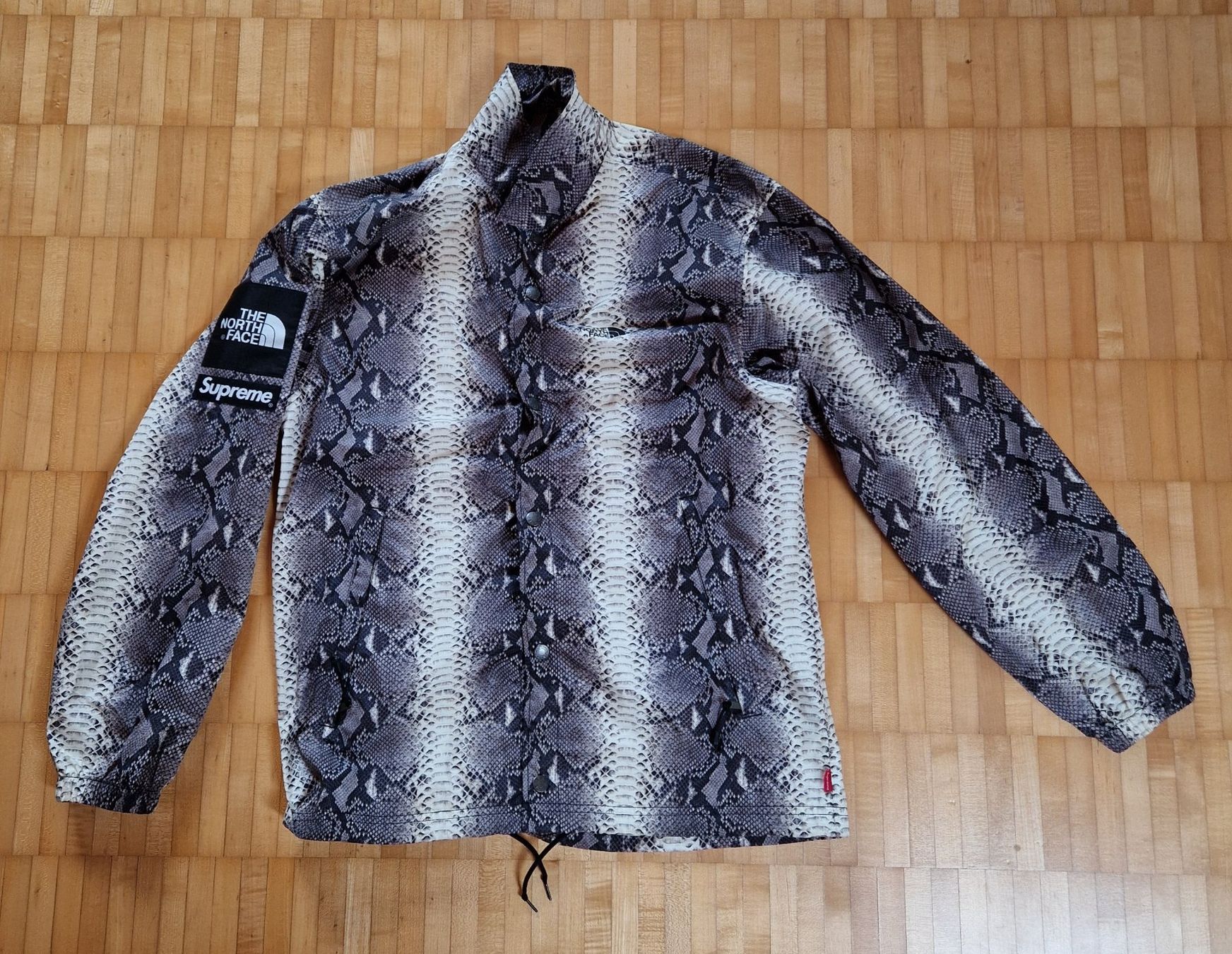 Giacche: SUPREME x TNF Snakeskin Jacke – Usato da Itingen venduto da Saaandro 1