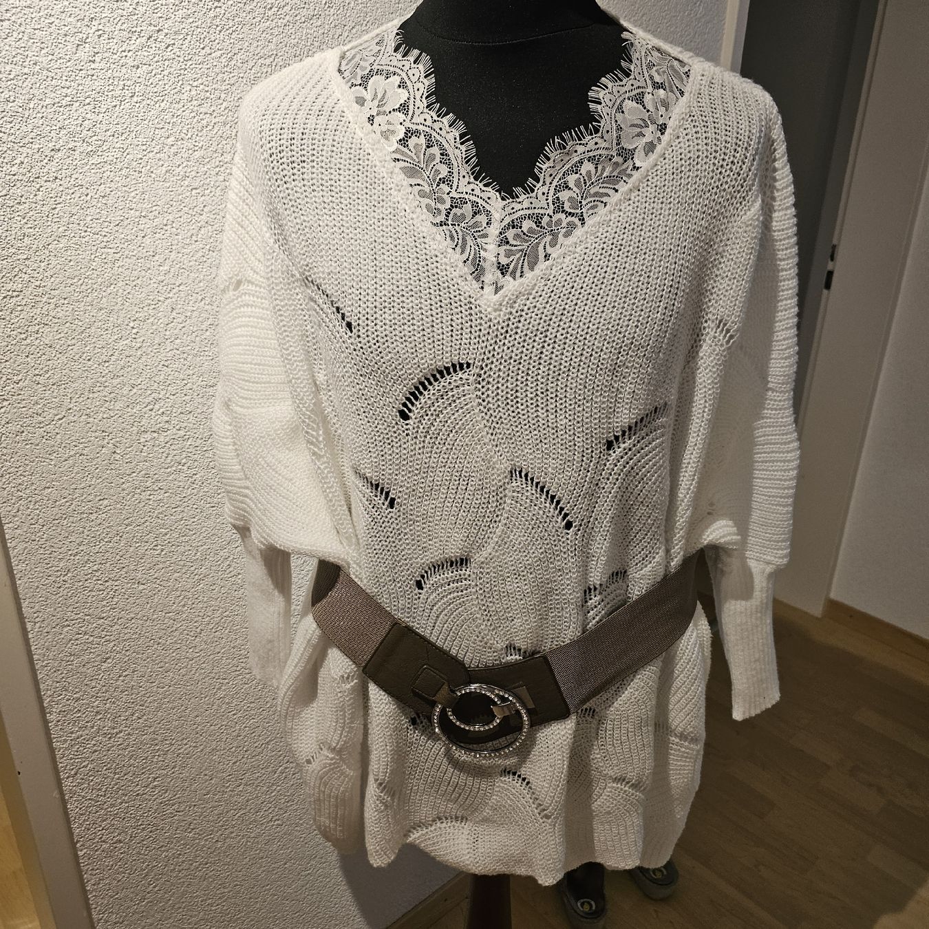 Maglioni & Felpe: Sommer   Strick Pullover mit Spitze u Gürtel, Top! gr 46.50. – Nuovo e nell'imballaggio originale da wolfhalden venduto da 46464646
