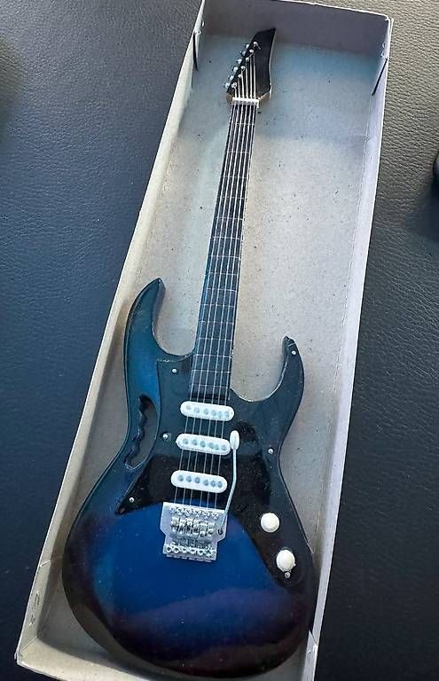 Kit di modellismo & Modellini statici: Model / Mini Gitarre im Stil einer Ibanez RG / JEM – Usato da Oberglatt ZH venduto da Chrisbee