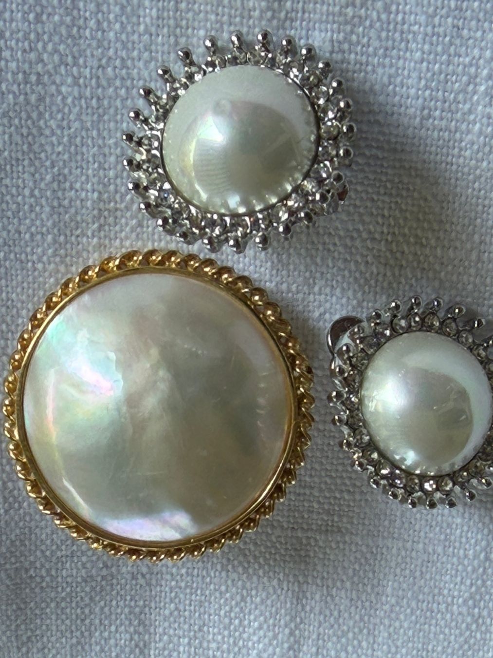 Altri gioielli: Vintage Brosche & Ohrclips im Perlmutt-/Perlenlook – Usato da Bern venduto da ewi21 1