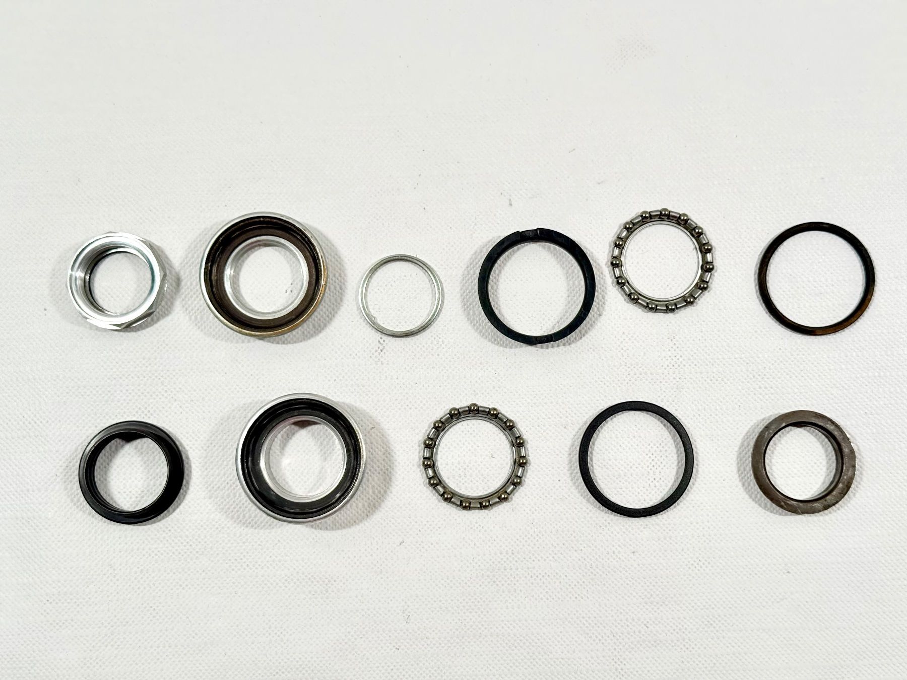 Pezzi di ricambio: UNKNOWN ÄHNLICH MAVIC 1" Gewinde Headset Steuersatz 2606 – Usato da Luzern venduto da bikeandbeltcom 1