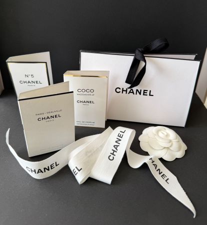 CHANEL - Parfumminis  Papierbox Kamelie Geschenksband