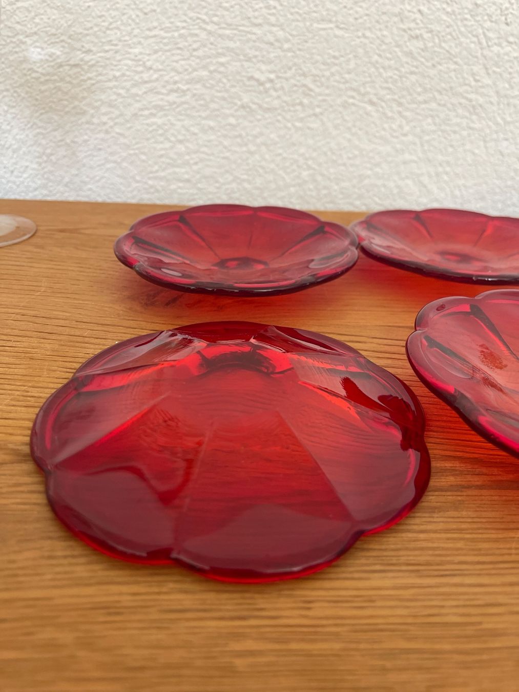 Teller: Teller Blumen Form rotes dickes Glas 4 Stück – Gebraucht aus Nussbaumen AG von HelenaDavid1910 2