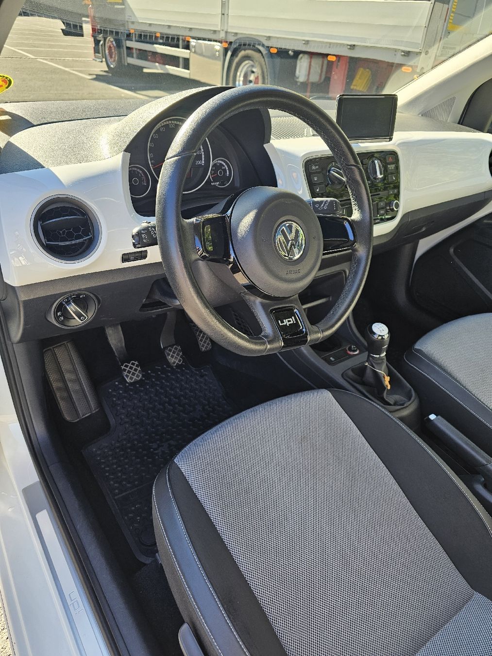 VW Autos: Wunderschöner VW Up weiss 1.0, 8-fach bereift – Gebraucht aus Balzers von ridr 4