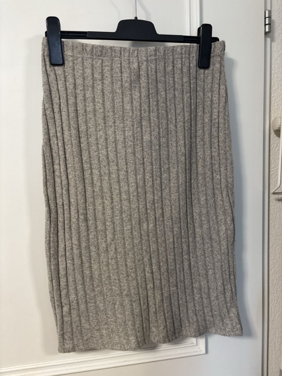Lotti di vestiti: Damen Set Pullover und Rock gerippt beige neuwertig – Nuovo (secondo la descrizione) da Hochfelden venduto da lor_xt2h 2