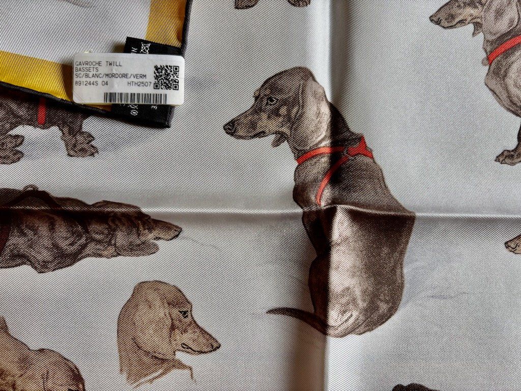 Hermès Foulard & Sciarpe: HERMES Gavroche Pochette "LES BASSETS", 2025 – Nuovo e nell'imballaggio originale da Zürich venduto da Libraco 5