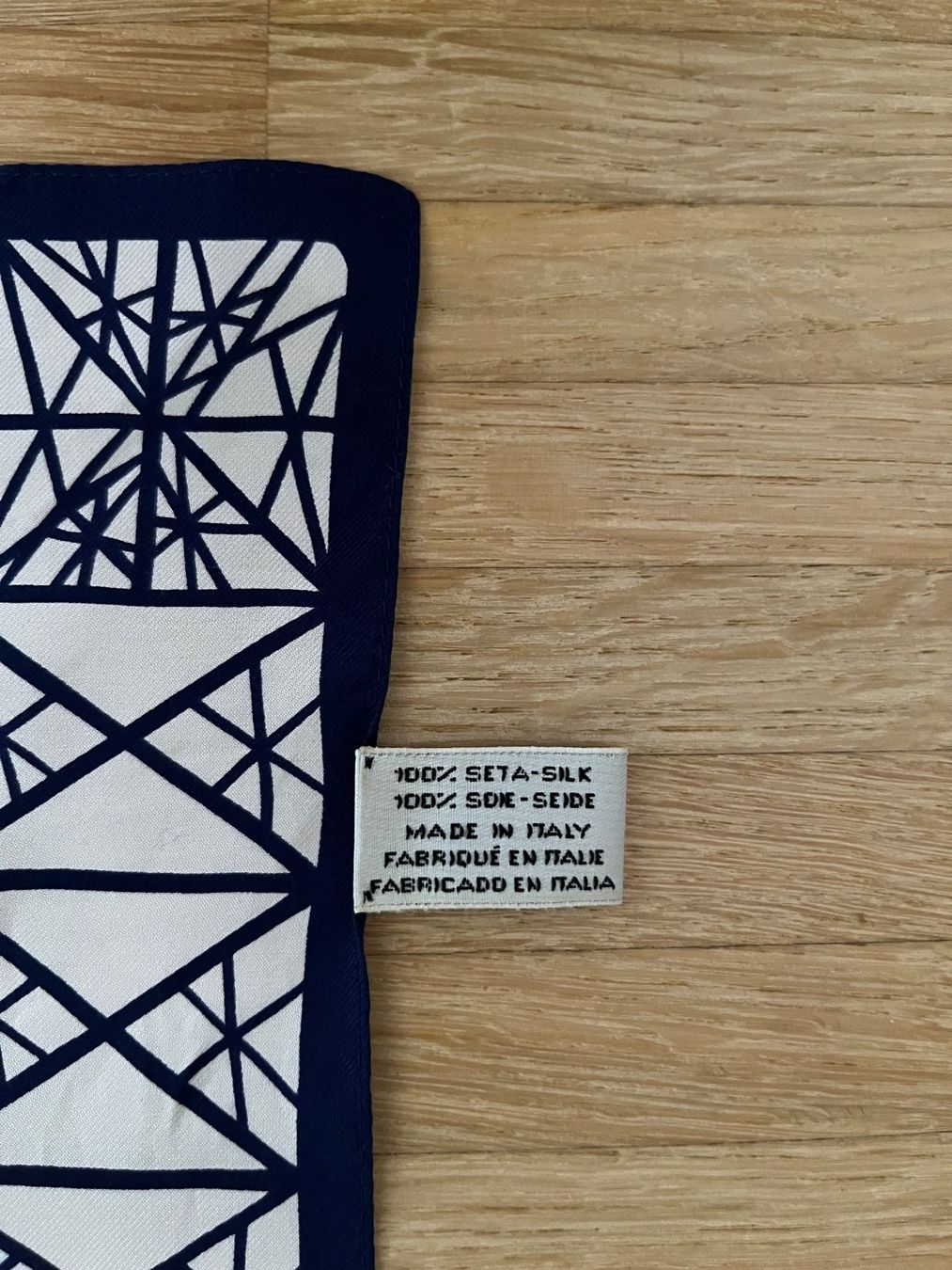 Longchamp Foulards, Tücher & Schals: Seidenfoulard Longchamp – Gebraucht aus Schliern b. Köniz von gaby_daniela 1