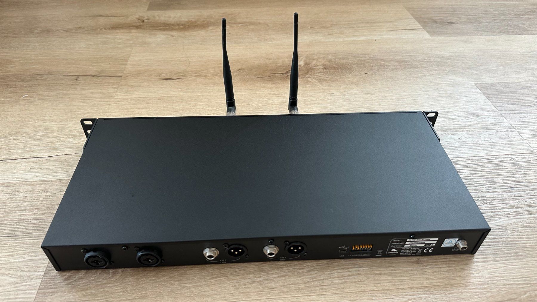 Wandhalterungen: Revolabs HD Venue Wireless Basisstation 19" Rack – Gebraucht aus Azmoos von ARMANDO2002