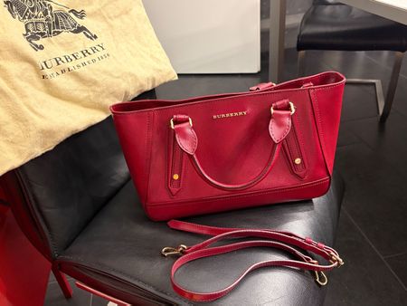 Handtasche Burberry rot Leder guter Zustand mit Staubbeutel