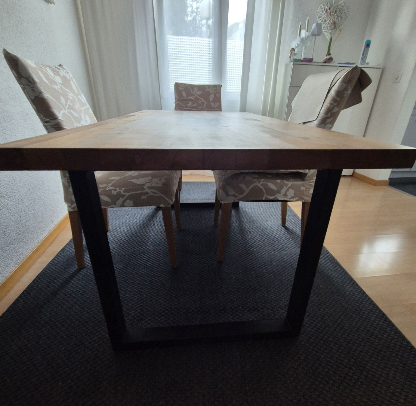 Tavoli: Schöner Holztisch mit 4 Stuehlen – Usato da Jona venduto da MarySommer 7